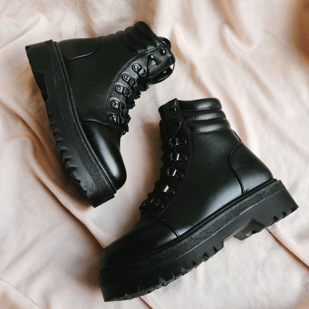 🚨END OF YEAR SALE// Black vegan leather boot - Picture 4 of 4